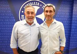 Tomás Nistal y el presidente de la Deportiva, José Fernández Nieto, en la despedida de este miércoles.