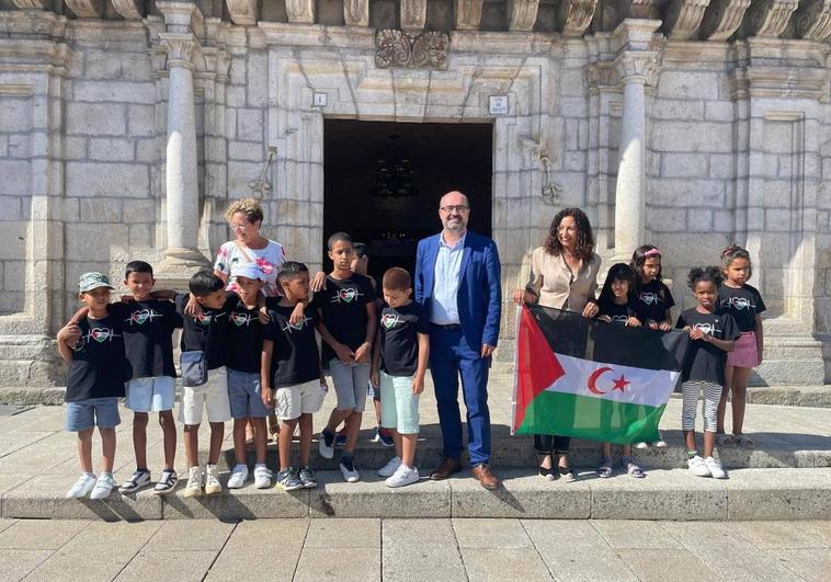 Los niños saharauis de vacaciones en el Bierzo visitaron el Ayuntamiento de Ponferrada.
