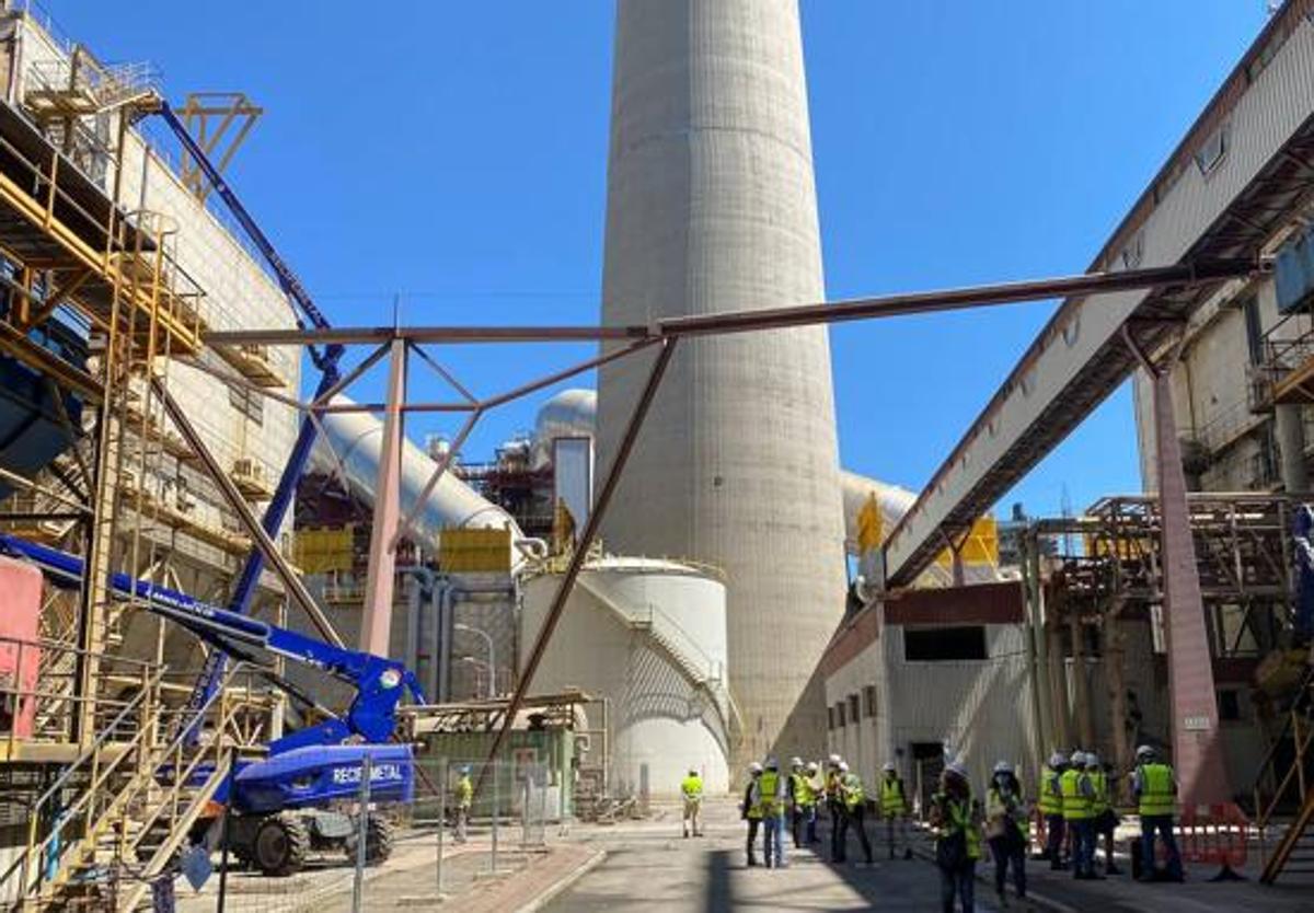 Labores de desmantelamiento de la térmica de Compostilla II en Cubillos del Sil.