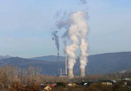 Imagen de las torres y chimeneas de la térmica de Compostilla II cuando todavía funcionada.