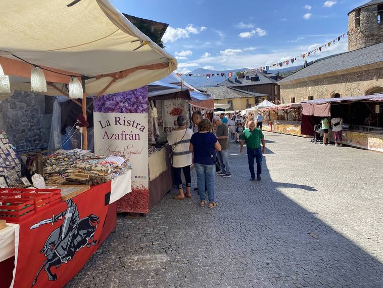 El mercado medieval da vida a las fiestas de la Encina