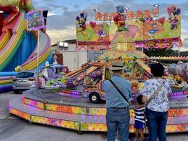 Abuelos y sus nietos en el recinto ferial de Ponferrada durante las fiestas de la Encina.