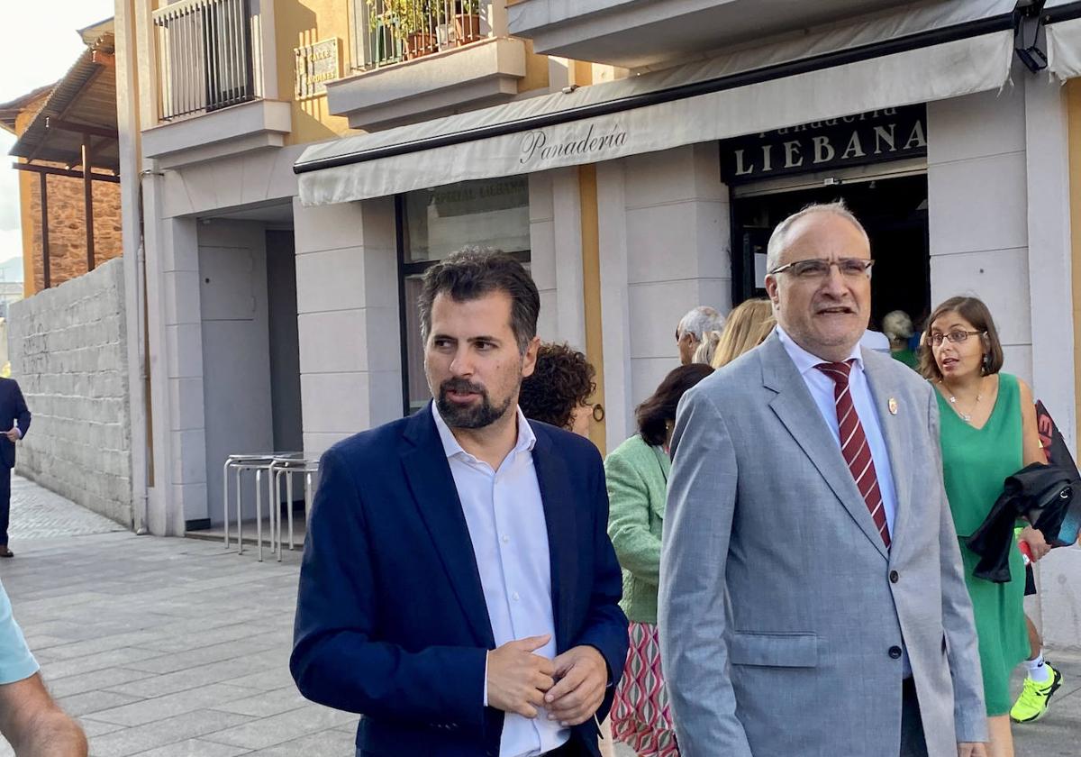 Luis Tudanca y Olegario Ramón a su llegada a los actos del Día del Bierzo.