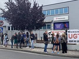 Concentración en protesta por el ERE en Teleperformance de Ponferrada.