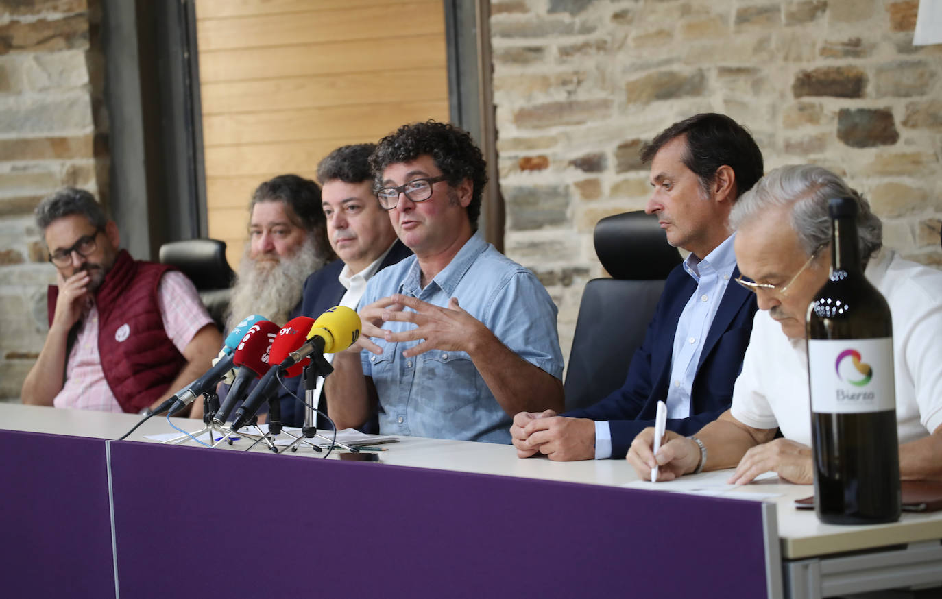 El sector agroalimentario berciano pide una gran movilización social contra los parques eólicos