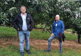 Visita de los representantes de la Mesa del Castaño al centro de formación e investigación de Silberberg.