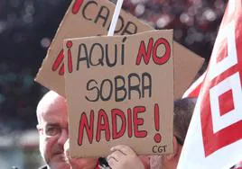 Imagen de la concentración durante la jornada de huelga de este lunes en Teleperformance Ponferrada.