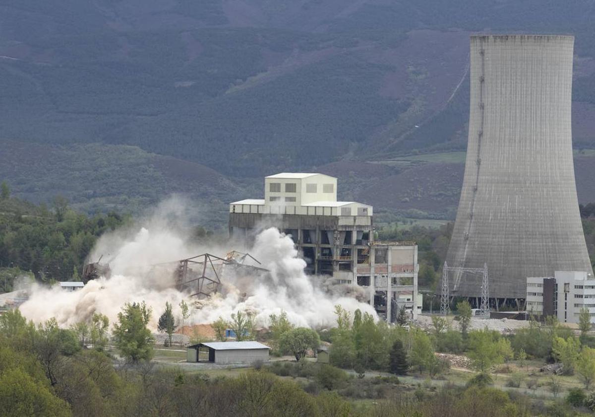 Imagen de la voladura de parte de la central térmica de Anllares.