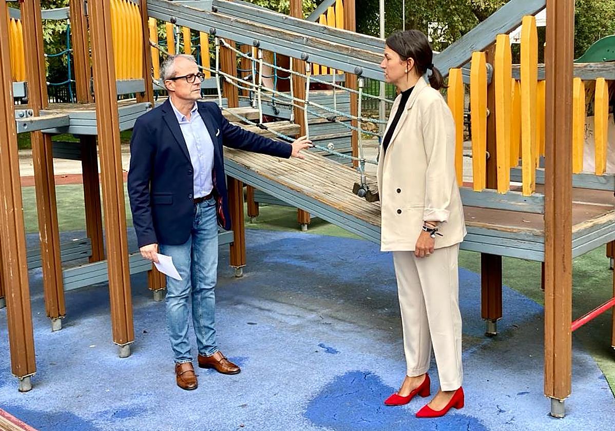 El concejal de Hacienda (I) presentó el plan de renovación de juegos infantiles en el parque del Plantío de Ponferrada.