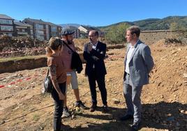 El alcalde de Ponferrada (C), en las excavaciones realizadas en el cementerio del Carmen.