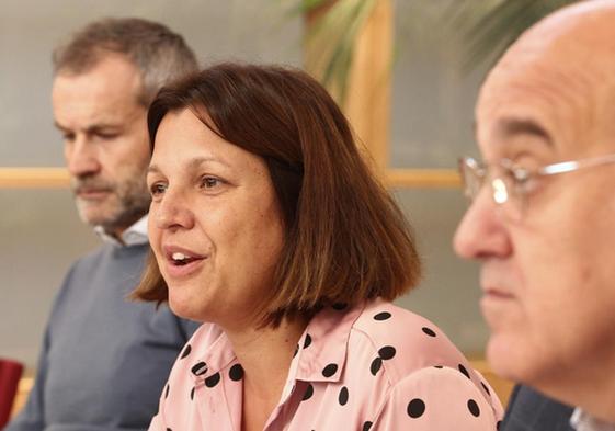 La directora general de la Fundación Ciudad de la Energía, Yasodhara López, acompañada por el equipo directivo, en su comparecencia.