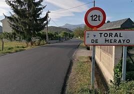 Acceso a la localidad de Toral de Merayo.