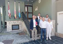 El presidente del Consejo (1I) durante su visita institucional al Ayuntamiento de Barjas.