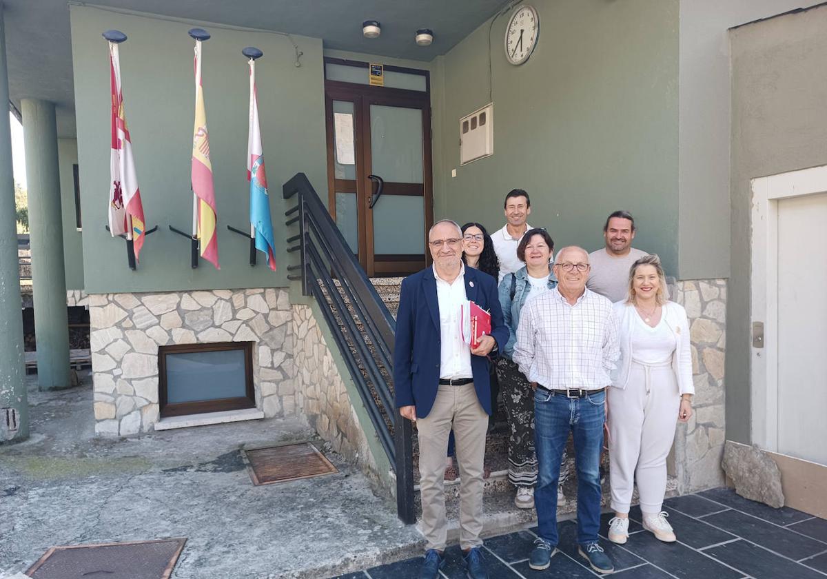 El presidente del Consejo (1I) durante su visita institucional al Ayuntamiento de Barjas.