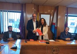 El presidente del Consejo Comarcal del Bierzo junto a la alcaldesa de Bembibre, Silvia Cao, durante la visita.