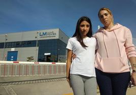 María Teresa Pereira con una de su hija pequeña a las puertas de la planta de LM Wind Power en Ponferrada.