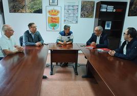 Imagen de la reunión entre los representantes del Consejo Comarcal y el alcalde de Benuza.