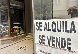Carteles de 'Se vende' y 'Se alquila' en dos locales en la avenida de la Puebla de Ponferrada.