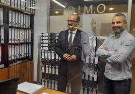 El alcalde y el concejal de Comercio de Ponferrada en la reapertura de la Oficina del Consumidor.