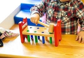 Un niño juega en una escuela infantil.
