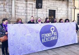 Imagen de archivo de representantes de la Asociación Feministas Bercianas durante una concentración.