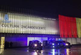 Vehículos policiales desplegados a las puertas de La Térmica Cultural en Ponferrada con motivo del evento.