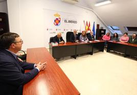 Reunión del presidente comarcal, la delegada del Gobierno de Castilla y León y el presidente de Tragsa con representantes del Consejo del Bierzo.