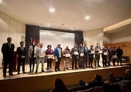 Imagen de la entrega de diplomas a los participantes en los programas mixtos de Ponferrada.