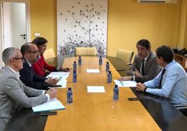 El alcalde de Ponferrada y los ediles de Hacienda y Presidencia, en la reunión con los consejeros de Economía y Medio Ambiente.