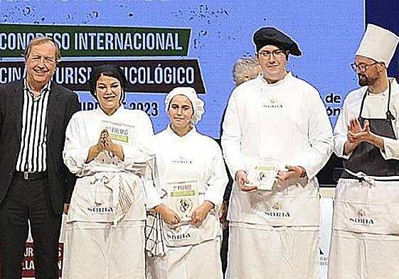 La berciana María Martínez (4D) se alza con el primer premio del Campeonato de Hamburguesas Micológicas de Castilla y León.