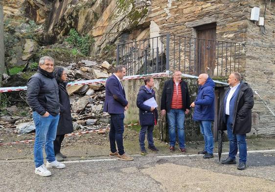 El presidente de la Diputación (1D) visitó los desprendimientos producidos en la carretera a San Pedro de Trones junto al alcalde de Puente.