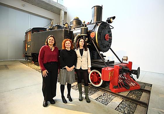 La directora del ITJ (C), flanqueada por la directora de la Fundación Ciudad de la Energía y la presidenta del Consorcio del Ponfeblino, ante la locomotora.