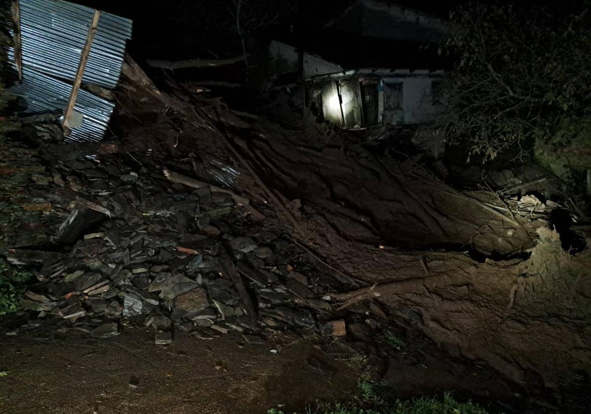 Un deslizamiento de tierra por el temporal destruye seis viviendas en Oencia
