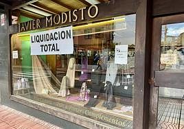 Javier Modisto está situada en la avenida de la Puebla y se encuentra en liquidación total por cierre tras 25 años en Ponferrada.