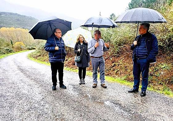 Los populares del Bierzo visitaron el vial a Yeres junto al presidente de la junta vecinal.