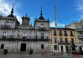 La estructura del gran árbol de luces LED ya se puede ver en la Plaza del Ayuntamiento.