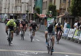 Imagen de archivo de uno de los ciclistas del equipo Emico&Erbi Bembibre celebrando una victoria.