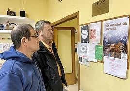 Carlos (2I), que lleva seis años rehabilitado, junto al vicepresidente de Beda, Pedro Jiménez.