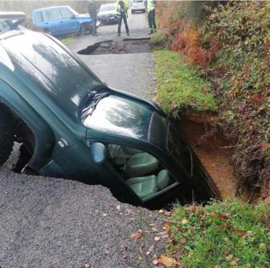 Imagen del vehículo del hijo de José Fernández al que se tragó la tierra en la carretera LE-41013 entre La Cernada y La Faba.