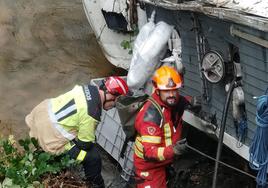 Trabajos de trasvase y recuperación del camión cisterna que cayó al río Tremor.