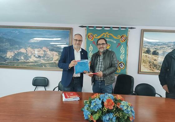 El presidente del Consejo Comarcal, Olegario Ramón, junto al alcalde de Carucedo, Alfonso Fernández.