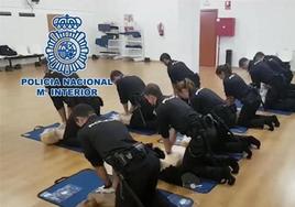 Policías nacionales se preparan para realizar maniobras de primeros auxilios.