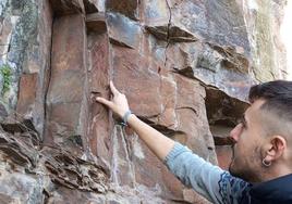 El concejal de Turismo de Vega de Espinareda muestra el ataque a las pinturas rupestres de Peña Piñera.