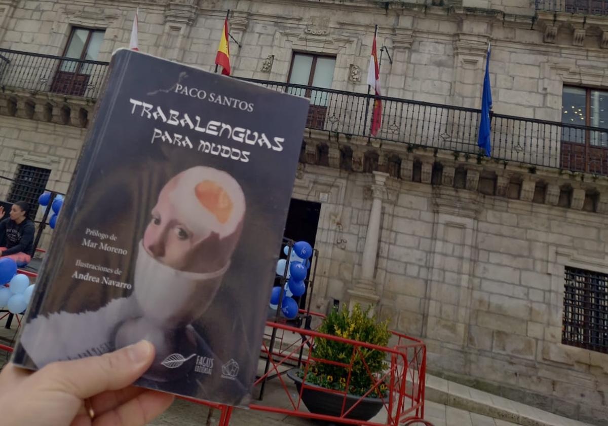 Libro Trabalenguas para mudos, al fondo el Ayuntamiento de Ponferrada.