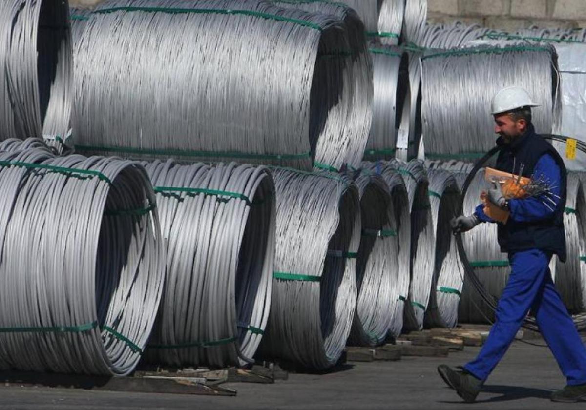 Un operario de Roldán en las instalaciones de la acerera ponferradina.