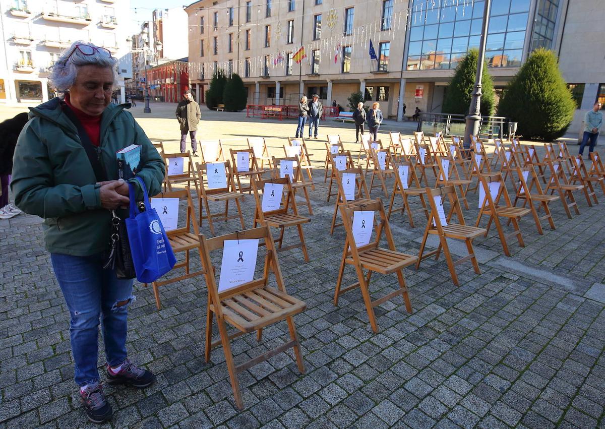Imagen secundaria 1 - Acto del Ayuntamiento de Ponferrada para conmemorar el 25N.