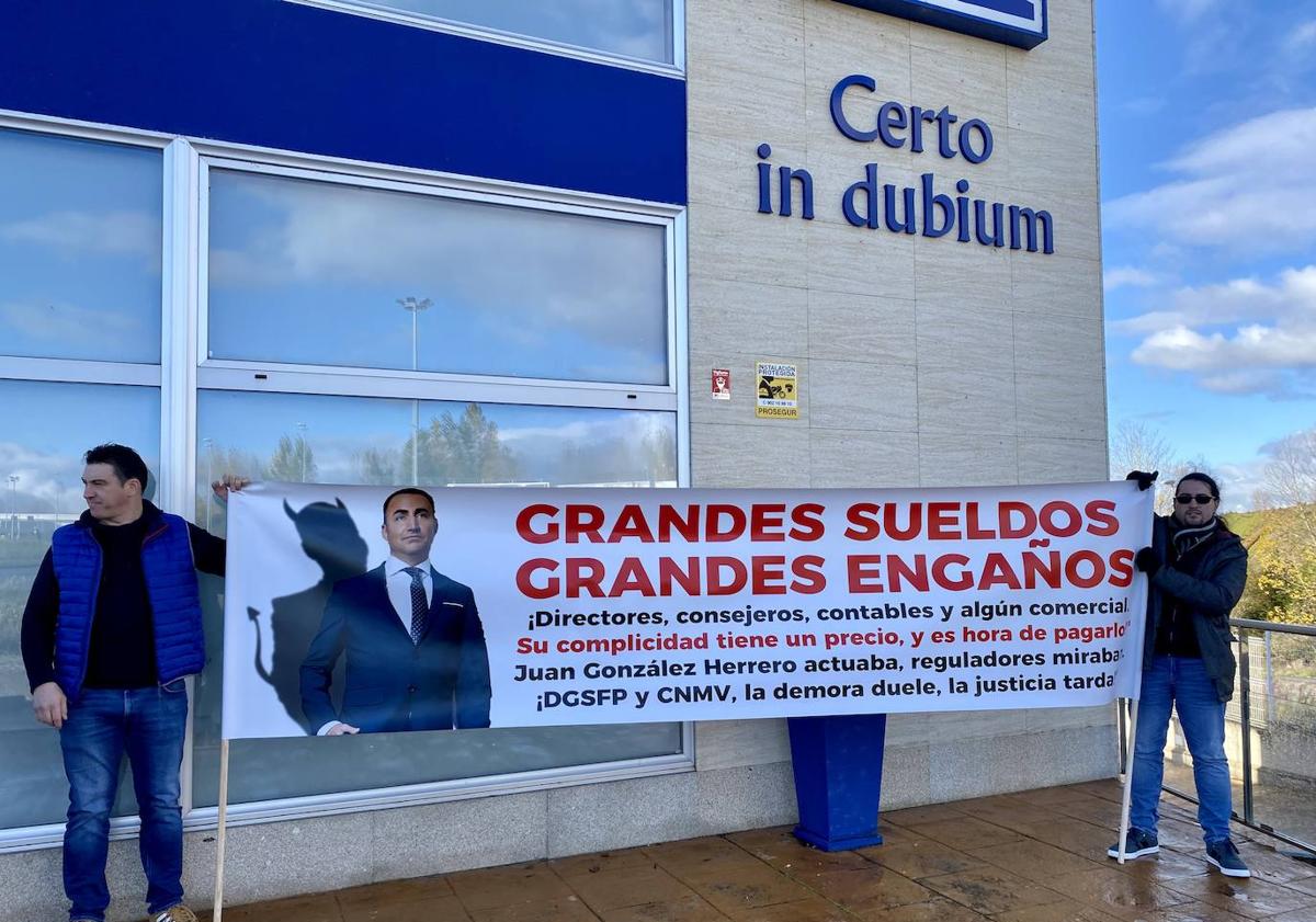 Imagen principal - Concentración de afectados de Herrero Brigantina en Ponferrada.
