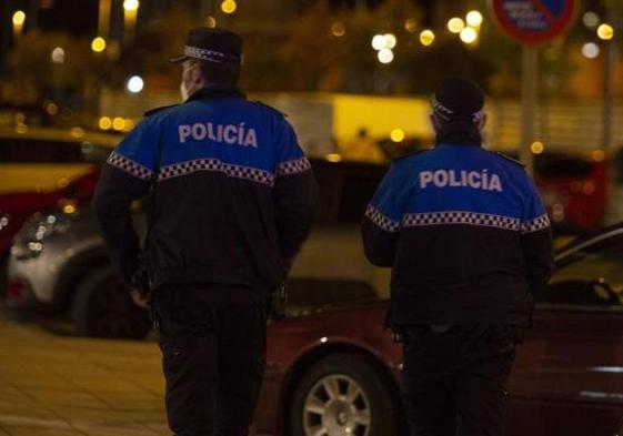 Efectivos de la Policía Municipal de Ponferrada redujeron y detuvieron al agresor.