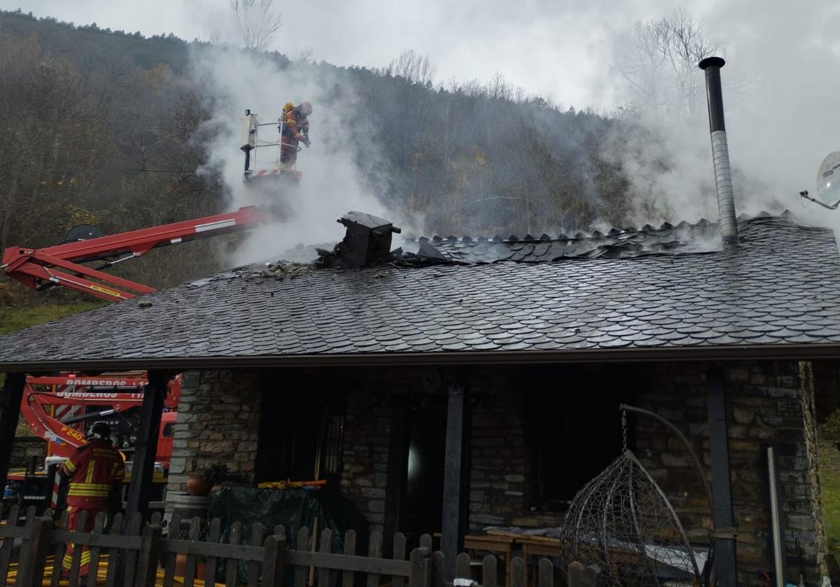 Vivienda calcinada en el incendio en Páramo del Sil.