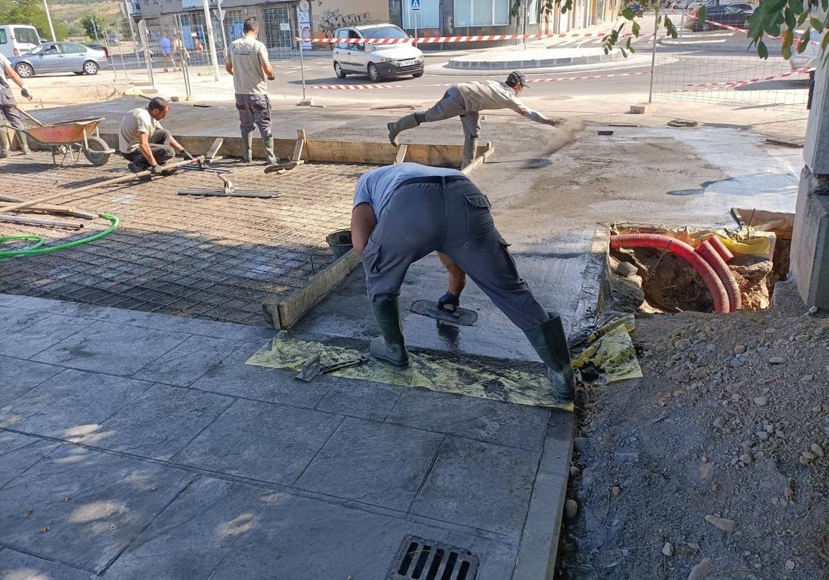 Participantes de la Escuela Taller en una obra en Ponferrada.